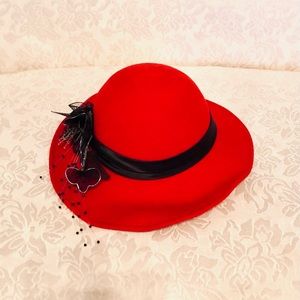WE ARE SELLIG  A BEAUTIFUL RED AND BLACK HAT